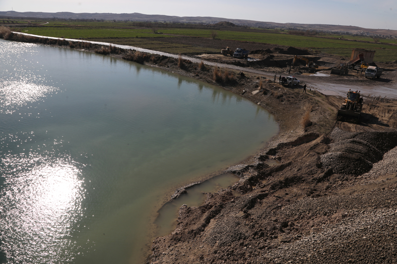 <p>Suriye i� g�venlik birimlerinin YPG ile var�lan, tam ate�kes ve kademeli entegrasyon mutabakat� sonras�nda �uyuk beldesine girmesinin ard�ndan b�lge halk�n�n evlerine d�nme umudu artt�.</p>