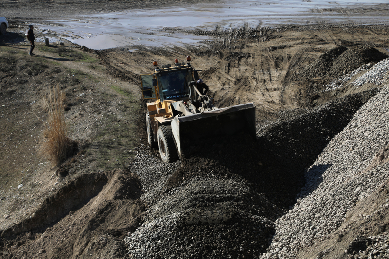 <p>Ter�r �rg�t�n�n i�galinden kurtar�lan beldelerine bir an �nce d�nmek isteyen belde sakinleri kollar� s�vad� ve YPG'nin y�kt��� k�pr�y� kendi imkanlar�yla onarmaya ba�lad�.</p>