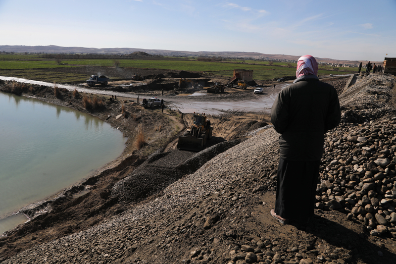 <p><b>- 'YPG, EVLER�, OKULLARI, ALTYAPIYI HEPS�N� YERLE B�R ETT�'</b></p><p><b><br></b></p><p>Evlerine d�nmek i�in k�pr� onar�m�nda g�n�ll� olarak �al��an belde sakinleri, ter�r �rg�t�n�n i�gali s�ras�nda b�lgede ya�ananlar� ve k�pr� onar�m �al��malar�na ili�kin geli�meleri AA muhabirine anlatt�.</p>