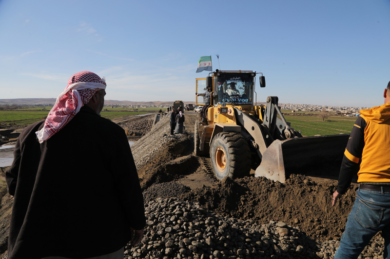 <p>Ter�r �rg�t� YPG'nin, b�lge sakinlerinin evlerine d�nmesine engelledi�ini dile getiren Yusuf, 'Bunlar�n hepsi bizim evlerimiz. PKK taraf�ndan y�k�lan k�pr�y� de kendi imkanlar�m�zla onar�yoruz.' diye konu�tu.</p>