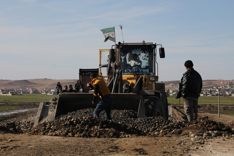 <p>Yusuf, k�ydeki evlerin, okullar�n ve altyap�n�n tamamen tahrip edildi�ini ifade ederek, 'Evleri, okullar�, altyap�y� hepsini yerle bir ettiler. Yollar� kazd�lar, t�neller a�t�lar. K�pr�y� patlatt�lar, y�kt�lar. K�pr�n�n ne istediler? Evler onlara ne yapt�?' s�zleriyle tepkisini dile getirdi.</p>