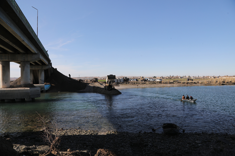 <p>'Herkes elinde ne varsa getirdi. Damperli kamyonu olan kamyonunu, kep�esi olan kep�esini getirdi. Benim de kep�em ve damperli kamyonum var. Kep�emi getirdim, kamyonumu da getirdim. Allah t�m gen�lerden raz� olsun. �uyuk k�y� halk�ndan kimse geri durmad�. Herkes kamyonlar�yla, kep�eleriyle geldi.' ifadelerini kulland�.</p>