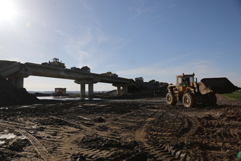 <p>K�pr�y� tamamen kendi imkanlar�yla onard�klar�n� ifade eden Yusuf, k�ylerine geri d�nme konusunda kararl� olduklar�n� belirterek, 'Kendi kendimize tamir ediyoruz ve �ok heyecanl�y�z. �n�allah kendi evlerimize geri d�nece�iz, Allah'�n izniyle.' dedi.</p>