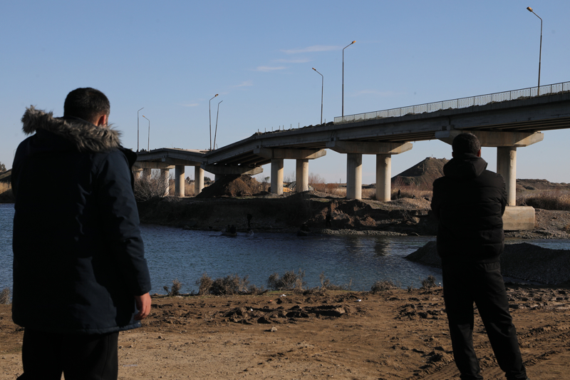 <p><b>- 'SUR�YE HALKI ���N YAPTIKLARINDAN DOLAYI CUMHURBA�KANI ERDO�AN'A TE�EKK�R ED�YORUZ'</b></p><p><b><br></b></p><p>�uyuh beldesi sakinlerinden Muhammed el-Attu da, k�y n�fusunun yakla��k 65 bin ki�i oldu�unu belirterek, bug�n ya�ad�klar� sevincin tarif edilemez oldu�unu belirti.</p>