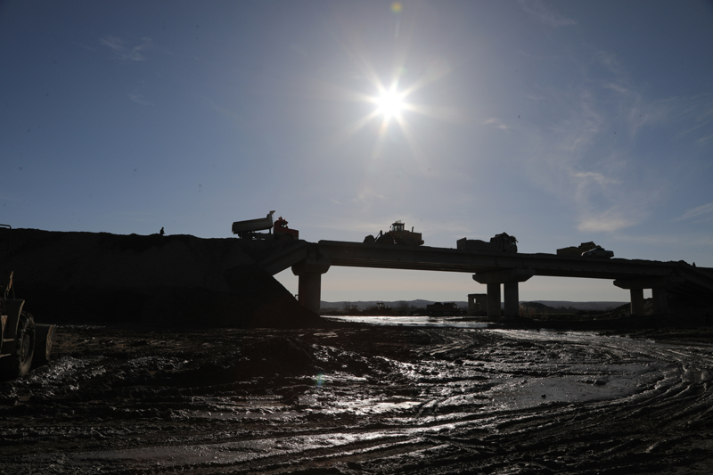 <p>Attu, 'G�rd���n�z gibi bu kalabal�klar bug�n g�n�ll� olarak, PKK ayr�l�k�� partileri ve onlar�n destek�ileri taraf�ndan patlat�lan k�pr�y� tamir etmek i�in halk �al��mas� yap�yor. Bug�n geldi�imiz nokta b�y�k bir sevin�tir, tarif edilemez bir sevin�tir.' diye konu�tu.</p>