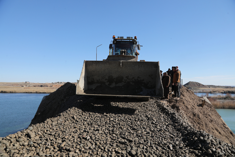 <p><b>- 'EVLER�M�Z�N TAMAMI �U ANDA TUZAKLANMI� DURUMDA, HEPS� YIKILMI�'</b></p><p><b><br></b></p><p>�uyuh beldesi sakinlerinden Muhammed Eyyub de 2014'te ter�r�r �rg�t� taraf�ndan zorla yerinden edildi�ini belirterek, �rg�t�n b�lgede b�y�k y�k�ma neden oldu�unu s�yledi.</p><p>PKK'n�n k�ylerde hi�bir �ey b�rakmad���n� ifade eden Eyyub, 'T�m topraklar�m�z� kullan�yorlar, hepsini ekiyorlar. Evlerimizin tamam� �u anda tuzaklanm�� durumda, hepsi y�k�lm��. Evlerin altlar� t�nellerle dolu.' dedi.</p><p>�uyuk k�pr�s�n�n b�lge halk� i�in hayati �neme sahip oldu�unu vurgulayan Eyyub, 'Bu yol �zerinden yakla��k 65 bin ki�inin g�� etmek zorunda kald�. Bu bizim yolumuz.' diye konu�tu.</p>