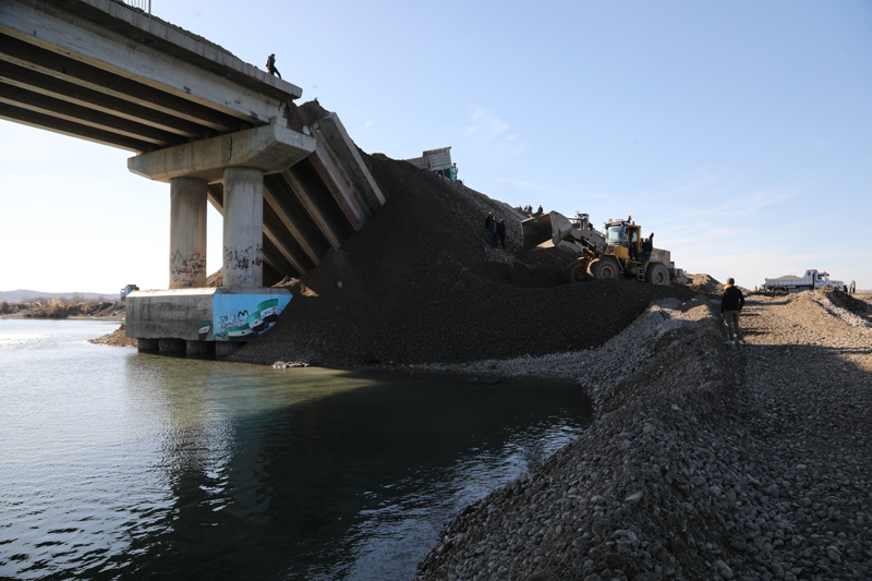 <p>B�lgede ya�anan t�m ihlallerin YPG taraf�ndan ger�ekle�tirildi�ini kaydeden Eyyub, evlerin tuzakland���n�, yollar�n ve ya�am alanlar�n�n kullan�lamaz hale getirildi�ini s�yledi.</p><p>Evine d�necek olman�n kendisinde uyand�rd��� duygular� da payla�an Eyyub, 'Vallahi yemin ederim, tarif edilemez bir duygu. �ki gecedir uyumad�m.' dedi.</p><p>Eyyub, b�lgede g�venli�in sa�lanmas� i�in bomba imha uzman ekiplerinin �al��malar�n� s�rd�rd���n� belirterek, '�u anda bomba imha uzman ekipleri may�nlar� temizliyor, bir k�sm� kontroll� �ekilde imha edildi.' bilgisini payla�t�.</p>