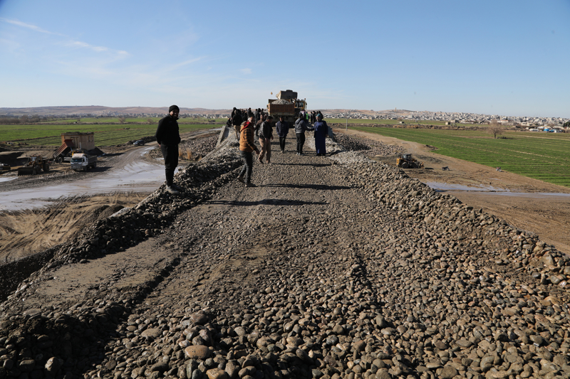 <p><b>- 'EV�M�ZE D�NECEK OLMAK TAR�F ED�LEMEZ B�R DUYGU'</b></p><p><b><br></b></p><p>Y�k�lan k�pr�n�n daha �nce �� kez patlat�ld���n� dile getiren Eyyub, 'Bu k�pr� �� kez patlat�ld�. B�ylesine b�y�k bir k�pr�y� patlatt�lar. Bug�n in�allah k�pr�y� bitirece�iz ve 65 bin insan onurlu bir �ekilde evlerine geri d�necek.' ifadelerini kulland�.</p>