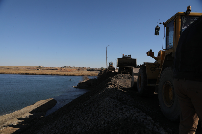 <p>�uyuh beldesi halk�n�n g��l� ve kararl� oldu�unu vurgulayan Attu, �unlar� kaydetti:</p><p><br></p><p>'Bu halk g��l� bir halkt�r, bu halk kahramanlar�n halk�d�r. Bunun kan�t� da �u anda g�zlerinizin �n�ndedir. D�nden bug�ne k�pr�n�n etraf�ndaki her �eyi doldurduk, ayr�l�k��lar�n patlatt��� her yeri onard�k. Onlar y�kar, biz yapar�z. Onlar bozguncudur, biz ise bar�� ve esenlik insanlar�y�z.'</p><p><br></p><p>�al��malar�n s�rece�ini belirten Attu, '�n�allah �al��malar devam edecek ve 65 bin mazlum insan�n tamam� evlerine geri d�necek. Allah'�n izniyle. Eme�i ge�en herkese te�ekk�r ediyoruz.' diye konu�tu.</p>