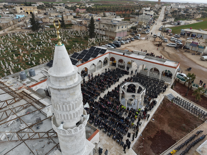 <p>Cengiz, T�rkiye'nin yeni d�nemde de devrim s�reci boyunca oldu�u gibi Suriye halk�n�n yan�nda durmaya devam edece�ini vurgulad�.</p>