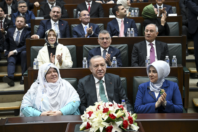 <p>Akg�n'�n yan� s�ra Cumhurba�kan� Erdo�an'�n davetiyle 100 beyaz t�lbentli kad�n TBMM'deki AK Parti Grup Toplant�s�'na kat�l�m sa�lad�.</p>