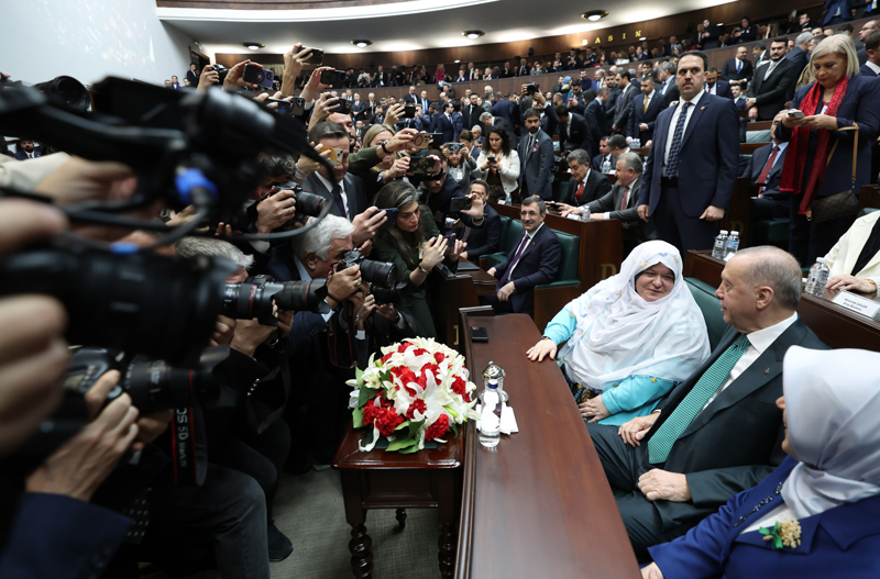 <p>Grup toplant�s�nda b�y�k bir co�kuyla kar��lanan Akg�n, Cumhurba�kan� Recep Tayyip Erdo�an, Cumhurba�kan� Yard�mc�s� Cevdet Y�lmaz, Aile ve Sosyal Hizmetler Bakan� Mahinur �zdemir G�kta� ve di�er partililerle sohbet etti.</p>