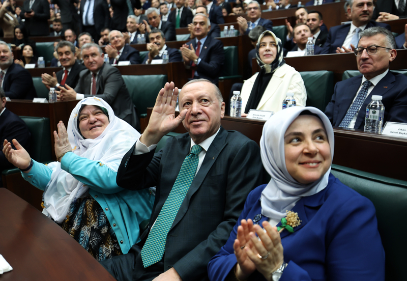 <p>�nsanlar �ok �z�ld�. B�yle bir c�mle kurulur mu? Sanki biz burada yokmu�uz, sanki bu topraklarda de�ilmi�iz gibi bir tablo �izildi' dedi.</p>