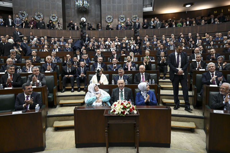 <p>Cumhurba�kan� Recep Tayyip Erdo�an'�n davetiyle Grup Toplant�s�'na kat�lan Akg�n, ya�anan olayla ilgili Cumhurba�kan� Yard�mc�s� Y�lmaz ile yapt��� sohbette, 'Milletin gururuna dokundu.</p>