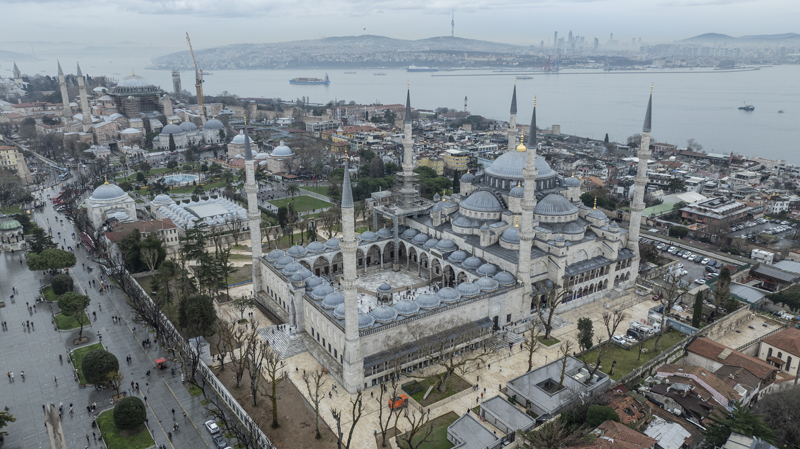 <p>Osmanlı mimarisinin en görkemli eserleri arasında yer alan Sultanahmet Camisi, 409 yıldır ibadet mekanı olmasının yanı sıra İstanbul'un tarihi ve kültürel kimliğinin de simgesel ve ayrılmaz bir parçası olmayı sürdürüyor.</p>