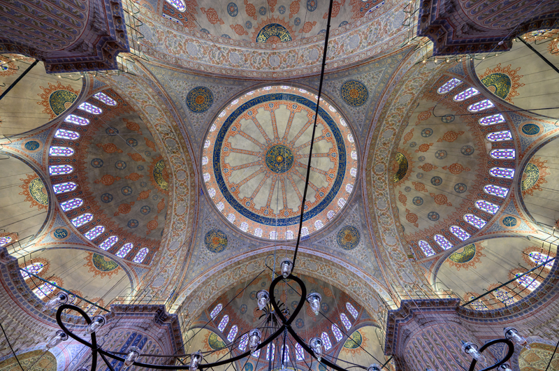 <p>Caminin külliyesi, ibadetle birlikte eğitim ve sosyal hayatın da aynı merkezde şekillenmesini sağladı.</p>