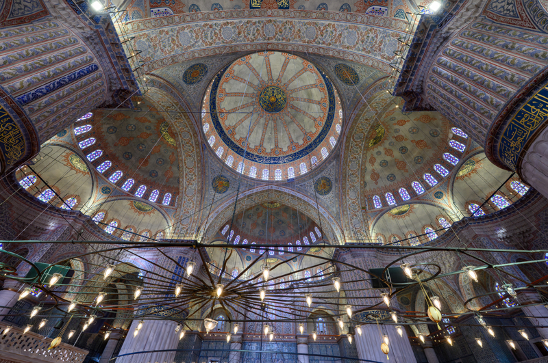 <p>Yapı, cami, medrese, sıbyan mektebi, hünkar kasrı ve arastadan oluşan külliyesiyle Osmanlı'da cami merkezli şehir anlayışının önemli örneklerinden biri olarak öne çıkıyor.</p>