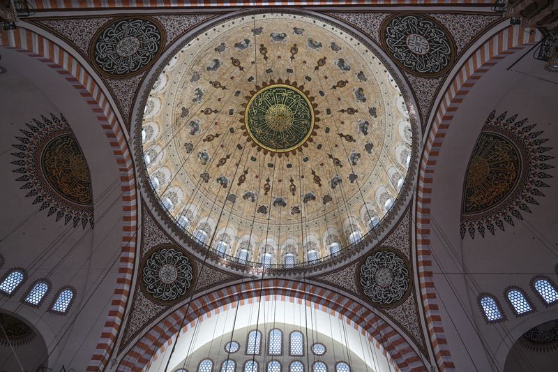 <p>Geniş avlusu, merkezi kubbesi ve yarım kubbeleriyle hem estetik hem de mühendislik açısından dikkati çeken yapı, Ayasofya'nın karşısındaki konumuyla İstanbul siluetinde özel denge unsuru oluşturuyor.</p>