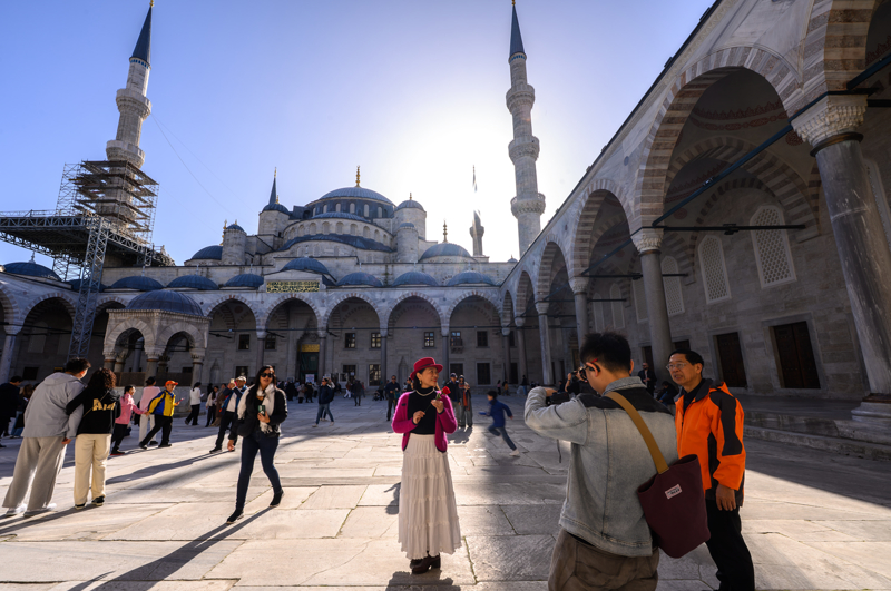 <p>Padişahın caminin yeri için bugün Sultanahmet Meydanı olarak bilinen, dönemin paşa konaklarının olduğu mahalleyi tercih ettiğinin altını çizen Saygılı, burasının Osmanlı döneminde 'At Meydanı' olarak bilindiğini dile getirdi.</p>