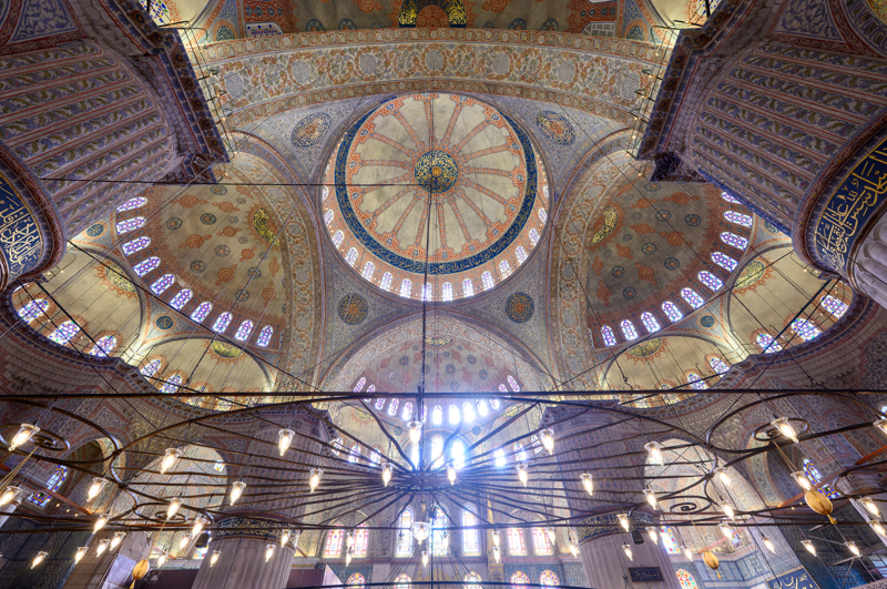 <p>Sultan 1. Ahmet'in babası 3. Mehmet'in ölümünden sonra erken yaşta tahta geçerek Osmanlı tarihinde kardeş katlini kaldırıp 'Ekber ve Erşed sistemi'ni getiren padişah olarak bilindiğine dikkati çeken Saygılı, 1. Ahmet'in o dönemki Osmanlı ihtişamını ve gücünü göstermek için caminin inşasına karar verdiğini vurguladı.</p>