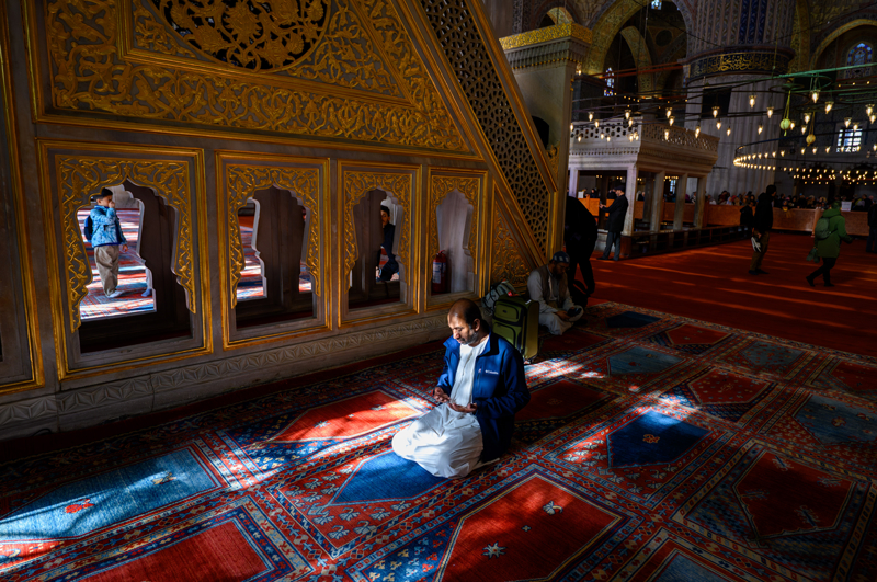 <p>Caminin içerisinde Osmanlı döneminde üretilen binbir rengin ve motifin bir arada görülebildiğini kaydeden Saygılı, klasik Osmanlı camilerinde olduğu gibi 4 ana kaide üzerine oturan bir kubbe yapısı olduğunu anlattı.</p>