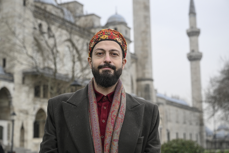 <p>Saygılı, içerideki yoğun mavi çinilerden dolayı özellikle yabancıların buraya 'Blue Mosque (Mavi Cami)' dediklerini belirterek, 'Tabii ki klasik Süleymaniye ve Şehzade camilerinden farklı olarak burası klasik sonrası dediğimiz bir döneme giriyor ve Sedefkar Mehmet Ağa'nın inşa ettiği Sultanahmet Camisi'nin içerisi baştan aşağıya çini tezyinatıyla kaplanıyor.' diye konuştu.</p>