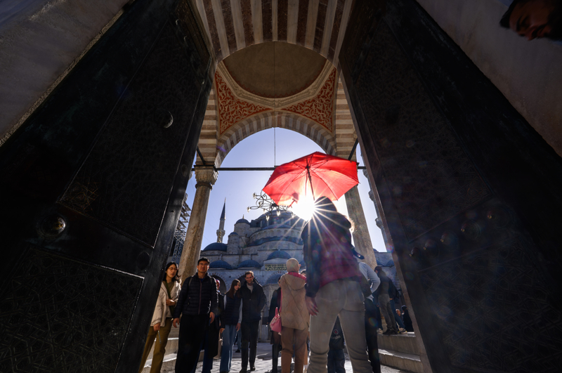 <p>Cami etrafında arastasının yer aldığını, sonraki dönemlerde zamanla kalkan çeşitli yapıların ve bugüne erişmeyen farklı külliyelerinin de bulunduğunu aktaran Saygılı, şu ifadeleri kullandı:</p>
