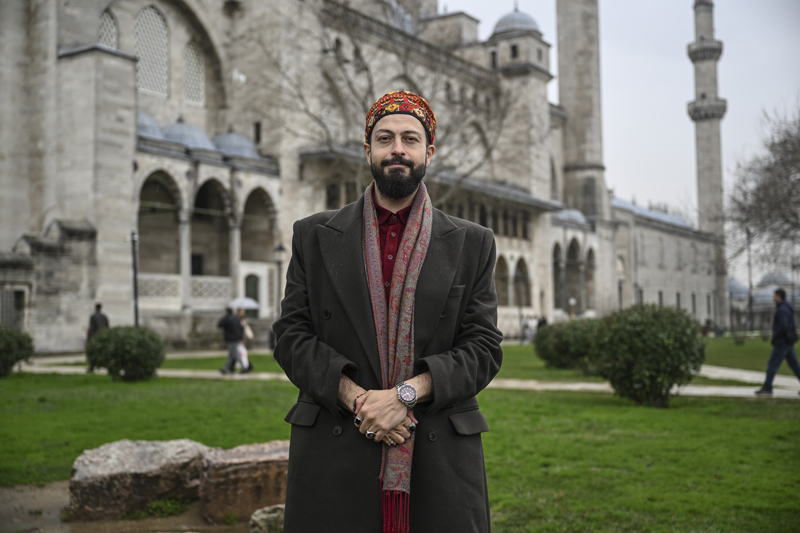 <p>'Burası bir külliye olarak pek çok yapı ögesine sahip. Bunların bir kısmı maalesef günümüze erişmese de arasta hala caminin arka tarafında varlığını sürdürüyor. Çünkü caminin devamlılığı için padişahlar tarafından vakıflar kuruluyor. Bu vakıflar sayesinde camilerin bakımı ve günümüze kadar erişmesi oradan elde edilen gelirle sürdürülüyor. Sultan 1. Ahmet burasının yapımında oldukça yoğun bir emek harcıyor. Kendisinin her gün sabah namazından sonra buraya kadar geldiğini, öğlen ezanına kadar elinde bir kazmayla beraber inşaatta bir işçi gibi çalıştığını tarihi kaynaklardan biliyoruz. 1. Ahmet'in bu inşaatta kullandığı kazmayı da şu an Topkapı Sarayı'nın Enderun avlusundaki 3. Ahmet Kütüphanesi'nde birebir görebilirsiniz.'</p>