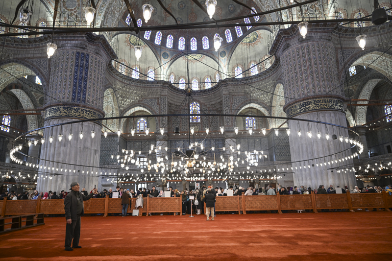 <p>Saygılı, 'Teravih ve sonrası etkinlikler için cami avluları o dönemin Osmanlı hayatının vazgeçilmez bir parçasını oluşturuyordu. İnsanların kimi zaman ibadet kimi zaman sosyalleşme kimi zaman günümüzdeki meydanlardaki kestane, mısır gibi şeyleri yiyip kendi aralarında muhabbet edip büyük camileri ziyaret etmesi gibi adetler aslında o zamanda mevcuttu.' bilgisini verdi.</p>