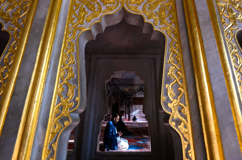 <p>'Osmanlı ailelerinin kah ibadet etmek kah sosyalleşmek için nasıl ki günümüzdeki meydanlarda kestane, boza gibi ikramlar varsa, o dönemde yine insanların sosyal olarak birbirleriyle buluştuğu, zaman geçirdiği, etrafı seyrettiği ve camiyi doldurduğu bir dönemdi. Eski İstanbulluların bir değişi vardır; 'İstanbul, 11 ay boyunca geceleri uyur ama ramazanlarda her gece İstanbul, akşam namazından sabah ezanına kadar canlı bir şehirdir.' Sultanahmet Camisi de mahyaları, kandilleri ve bu camiyi ziyarete gelen Osmanlı aileleriyle dolup dolup taşıyordu. Çocuklara şeker satan dükkanların ve ufak tezgahların oluştuğunu, o yüzden bu caminin ve meydanının İstanbul'un dört bir yanından gelen Osmanlı aileleri için ilgi çekici bir yer olduğunu hem seyyahların noktalarından hem de o dönemin haber kaynaklarından birebir biliyoruz.'</p>