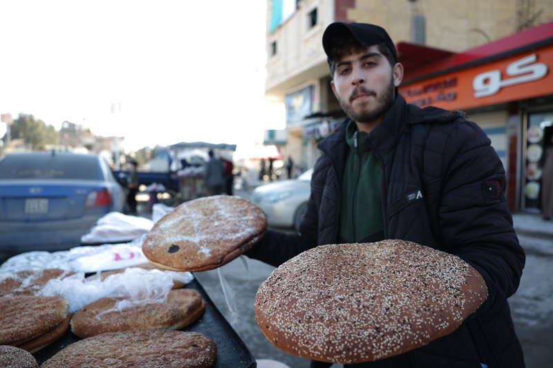 <p>Ter�rden temizlenen kentte, hem �ar�� pazarlarda hem de camilerde ramazan hareketlili�i ya�an�yor.</p>