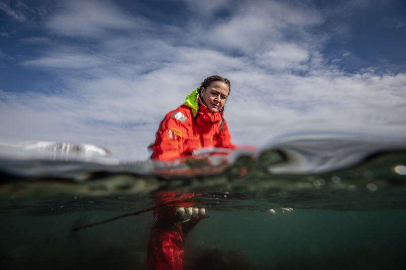 <p>Bilim insanlar�, Antarktika'da sefer kapsam�nda y�r�t�len �al��malar�n yaln�zca kutup ekosistemlerini anlamaya y�nelik olmad���n�, ayn� zamanda insanl���n kar�� kar��ya oldu�u sa�l�k ve s�rd�r�lebilir tar�m sorunlar�na ��z�m aray���n�n da bir par�as� oldu�unu ifade ediyor. Antarktika'da elde edilen her veri, yaln�zca bu k�tay� de�il, insanl���n gelece�ini de yak�ndan ilgilendiriyor.</p>