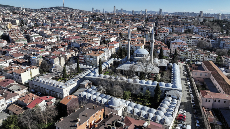 <p>Anadolu Ajansının (AA) 'İstanbul'un Selatin Camileri' isimli dosya haberinin bu bölümünde, Mimar Sinan'ın klasik üslubu ile fonksiyonel külliye düzenini bir arada sunan, Osmanlı mimarisinin en önemli örneklerinden biri olarak kentin tarihi silüetindeki yerini koruyan Valide-i Atik Camisi ve Külliyesi ele alındı.</p>