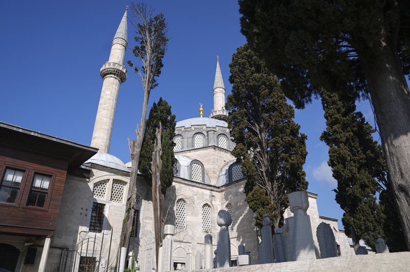 <p>Valide-i Atik Camisi, Sinan'ın ustalık yolundaki en önemli eserlerinden biri olarak görülüyor.</p>