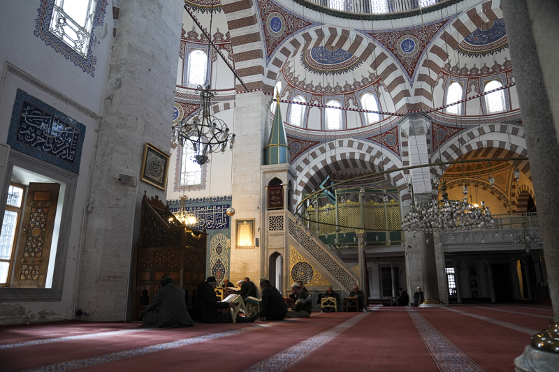 <p>Caminin yer aldığı külliyenin, medrese, tekke, sıbyan mektebi, darülhadis, darülkurra, imaret, darüşşifa ve hamamdan oluşan kademeli bir yerleşim anlayışıyla tasarlandığı görülüyor.</p>