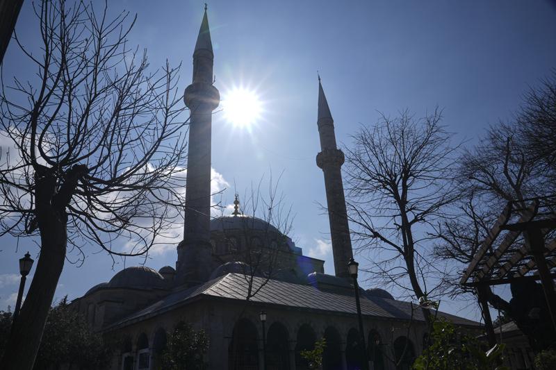 <p>Caminin iç süslemesinde İznik çiniciliğinin en parlak dönemine ait örnekler dikkati çekerken, mihrap çıkıntısında yoğunlaşan sıraltı tekniğindeki çinilerde lale, karanfil ve birtakım ufak çiçek motifleri öne çıkıyor.</p>