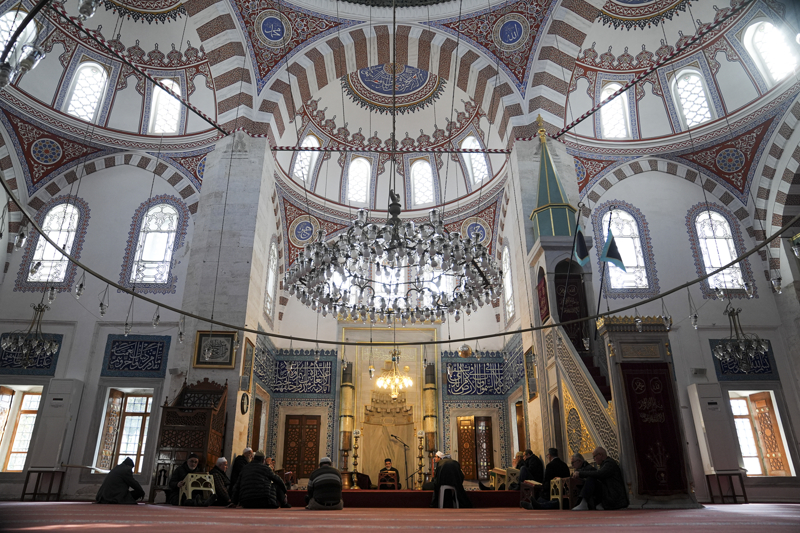 <p>Marmara Üniversitesi İlahiyat Fakültesi Türk İslam Sanatları Tarihi Ana Bilim Dalı Dr. Öğr. Üyesi Mahmut Sami Kanbaş, AA muhabirine, Üsküdar'daki selatin camilerden Valide-i Atik Camisi'nin mimari yapısını, hat ve işlemelerini, külliye yapısını, çini detaylarını ve Nurbanu Sultan'ı anlattı.</p>