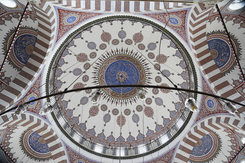 <p>Kanuni Sultan Süleyman'ın gelini, 3. Selim'in hanımı Nurbanu Valide Sultan'ın güçlü, kudretli ve hayırsever olduğunu belirten Kanbaş, 'Caminin, Mimar Sinan'ın ustalık devri diyebileceğimiz, Edirne'deki Selimiye'yi inşa ettiği bir dönemde talep edildiğini görüyoruz. Mimar Sinan'ın aslında bir ustalık eseridir diyebiliriz.' ifadelerini kullandı.</p>