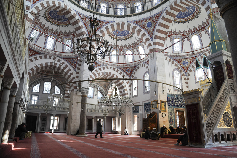 <p>Kanbaş, Üsküdar'ın sırtlarında adeta Boğaz'a hakim Valide-i Atik Camisi'ni, Kanuni Sultan Süleyman'ın torunu 3. Murad'ın annesi Nurbanu Valide Sultan'ın yaptırdığını söyledi.</p>