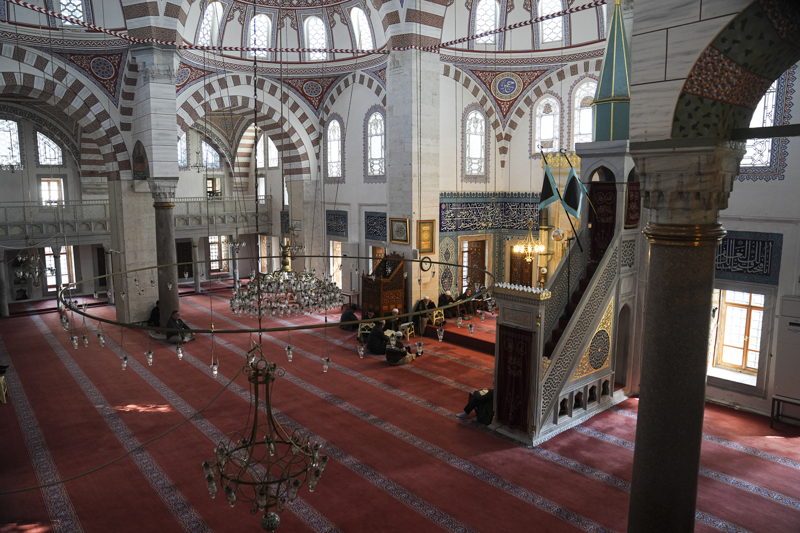 <p>Caminin sadece duvarlarından müteşekkil bir yapı olmadığını belirten Kanbaş, şöyle devam etti:</p>