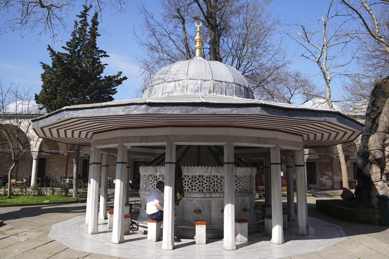 <p>'İçeride, İznik çinilerinin sanki altın devrini yaşamış olduğu bir görsel alan görürsünüz. İznik çinilerinden yapılmış olan, mercan kırmızısı ve zümrüt yeşili diyebileceğimiz, güllerinden, sümbüllerinden, lalelerinden, menekşelerinden tezyin edilmiş bir çini alanı görebilirsiniz. Pencerelerinin birbirinden farklı renklerle, vitray diyebileceğimiz revzenleriyle caminin içerisinin güneş ışınlarıyla süslendiği mükemmel bir alan görürsünüz. Sadece ibadet edilmez, orada aynı zamanda ruhi bir rahatlık, huzur bulunur. Caminin içerisine girdiğimiz zaman Kur'an'ın kalbi diyebileceğimiz Ayetel Kürsi, Hasan Üsküdari'nin kuşak yazısıyla camiyi zırh gibi koruyor. Valide-i Atik Camisi'nde hem dini hem mimari hem görsel sanat hem de sosyal bir alan olarak bütünüyle tam bir külliye görürüz.'</p>