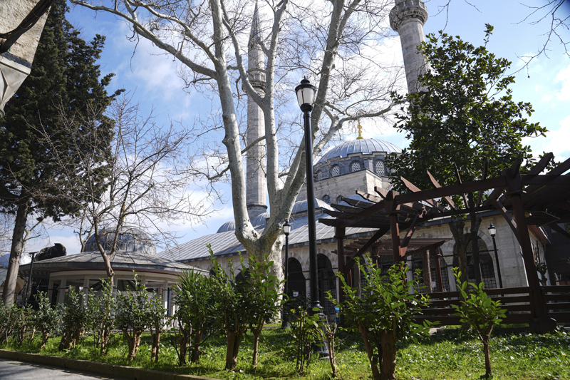 <p>'Böyle bir güzel alan olur da ramazanın neşesinin yansıdığı bir vakit olmaz mı? Ramazan neşesinin yaşandığı bir alan olmaz mı? Elbette olur. İstanbul'un diğer bölgelerinden daha farklı yaşanır Üsküdar'da ramazan. Çünkü Üsküdar'a geldiğiniz zaman sadece ibadet etmezsiniz. Aynı zamanda ramazanda, mahyalarla, iftar sofralarıyla, çocukların kılmış olduğu teravih namazlarıyla, büyüklerin gerek hatimle gerekse Enderun usulü kılmış oldukları teravih namazlarıyla bir neşe görürsünüz. Üsküdar'da ramazan demek neşe demek, Ramazan Bayramı'na huzurla girmek demek.'</p>