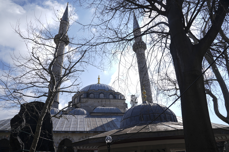 <p>Her ikisine Valide Sultan Camisi denmemesi için birine 'Atik', birine 'Cedid' denildiğini belirten Kanbaş, Üsküdar'ın 'valide sultanlar şehri' olarak adlandırılabileceğini ifade etti.</p>