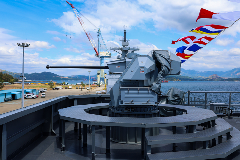 <p>Güney Kore merkezli Hyundai Heavy Industries tarafından inşa edilen gemi, Türk savunma sanayii firması ASELSAN tarafından üretilen SMASH 30 mm uzaktan komutalı silah sistemleri (RCWS) başta olmak üzere çok sayıda gelişmiş savunma ve taarruz sistemleriyle donatıldı.</p>