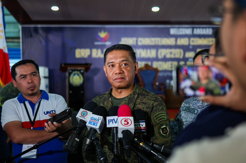 <p>Filipinler Silahlı Kuvvetleri Genelkurmay Başkanı Romeo Brawner, geminin hizmete alınması dolayısıyla düzenlenen törenin ardından basın mensuplarının sorularını yanıtladı.</p>