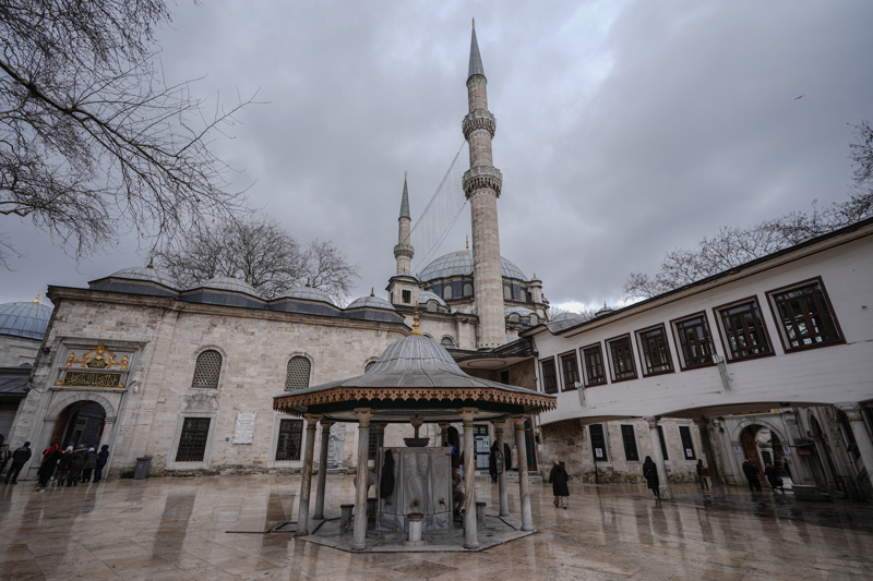 <p>Cami, İstanbul'un fethinin ardından 1458-1459 yılında inşa edildi. 1766 depreminde ağır hasar gören yapı, 3. Selim'in padişahlığı döneminde kapsamlı biçimde onarıma alındı. Ruzname kayıtlarına göre, 1798'de başlatılan çalışmalar sonucunda cami temeline kadar yıkılarak yeniden inşa edildi ve 1800'de ibadete açıldı.</p>