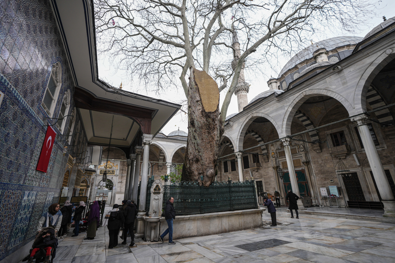 <p>Yeniden yapılan camide klasik Osmanlı geleneğine bağlılık korunurken, dönemin barok etkileri de mimariye yansıdı. Sekiz destekli plan tipine sahip caminin ortasında 16 metre çapında bir kubbe bulunuyor.</p>