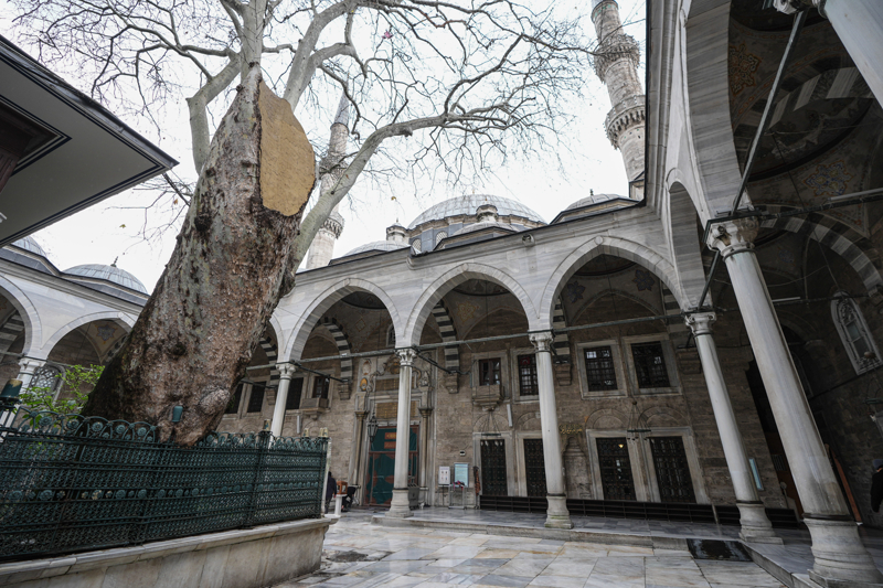 <p>Caminin dahil olduğu külliyede medrese, aşhane, imaret, hamam ve türbe de yer alıyor.</p>