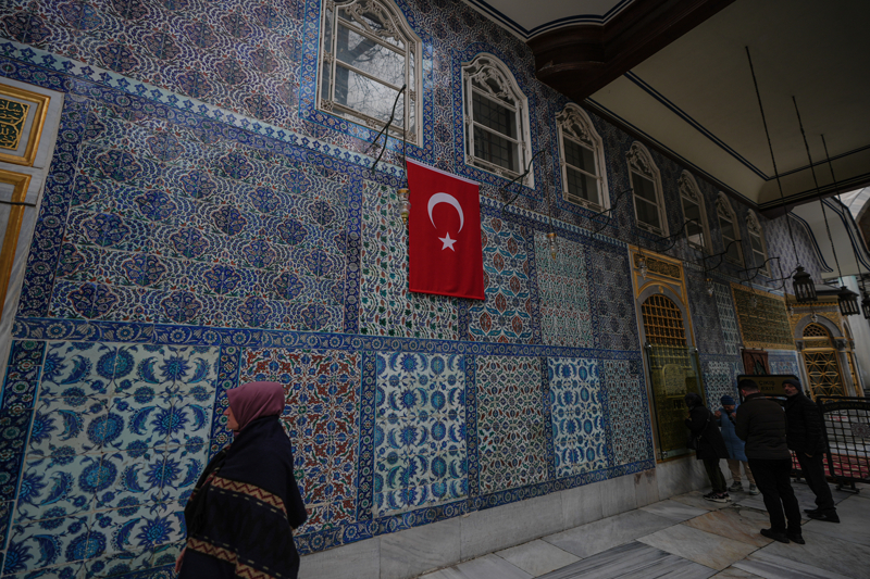 <p>Caminin yanındaki Ebu Eyyub el-Ensari'nin türbesinin, halk nezdinde büyük önem taşıdığı, Osmanlı padişahlarının kılıç kuşanma törenlerini burada gerçekleştirildiği biliniyor.</p>