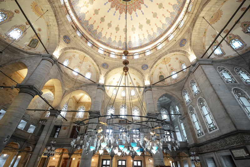 <p>Osmanlı tarihi boyunca kandil geceleri ve mübarek günlerde mevlit okunması için vakıflarla desteklenen Eyüp Sultan Camisi ve Türbesi, bu yönüyle yalnız mimari değil, dini ve kültürel sürekliliğin de merkezi oldu.</p>